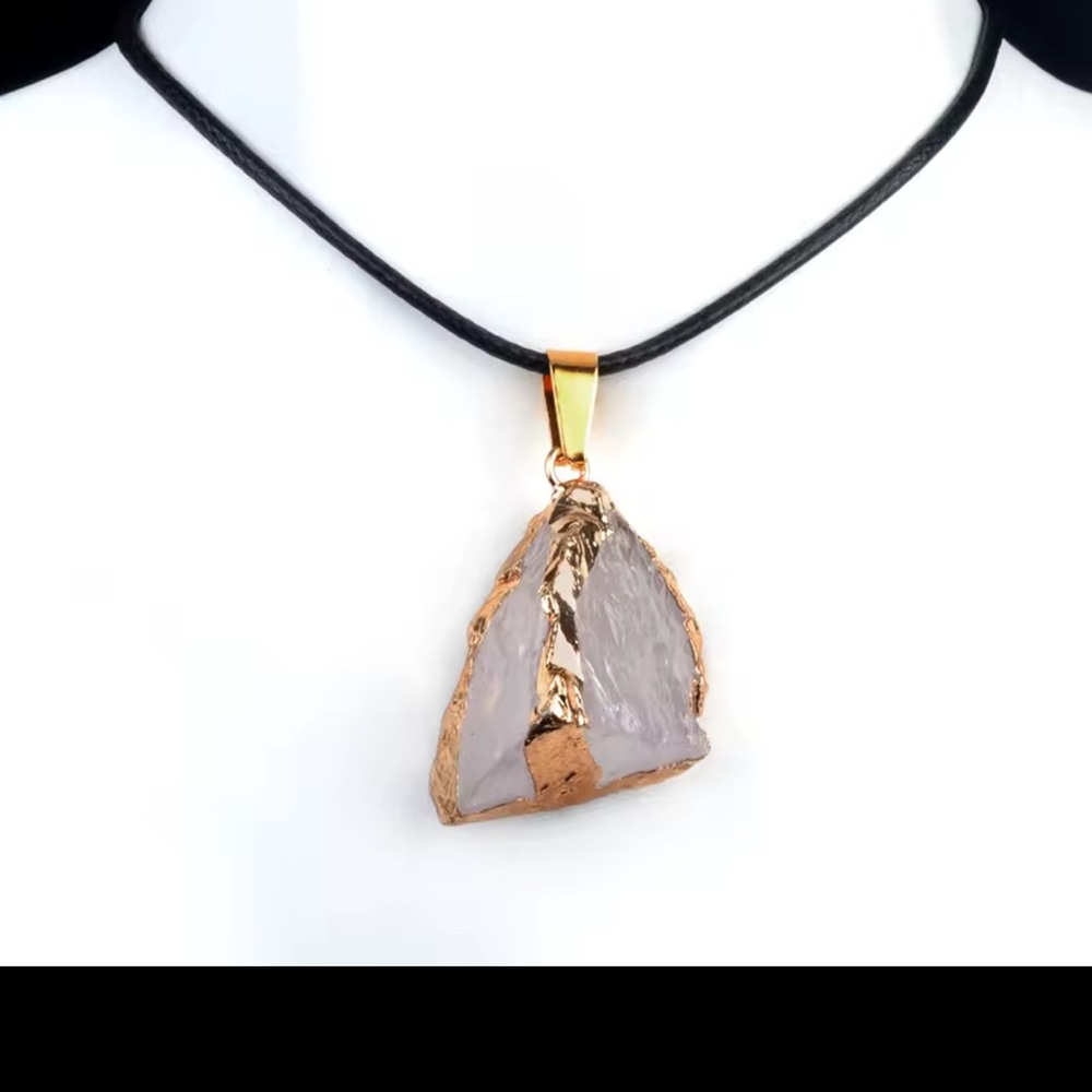 ✨ Clear Quartz Necklace – Energy Amplifier & Style Statement ✨